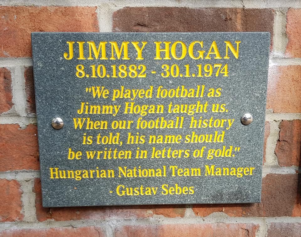 Jimmy Hogan emléktáblája – az ismert Sebes-idézettel