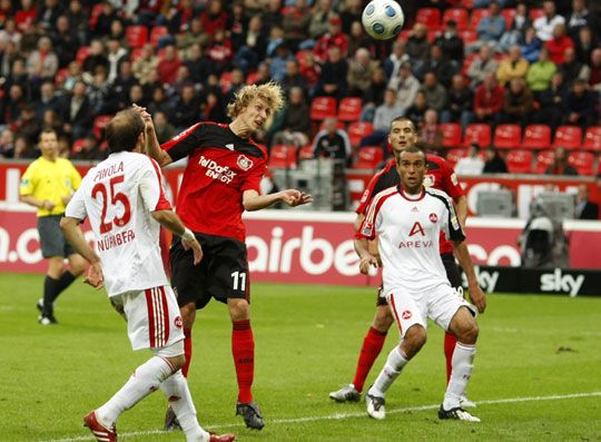 Kiessling (középen) szerezte a Leverkusen negyedik gólját. (Fotó: Reuters)