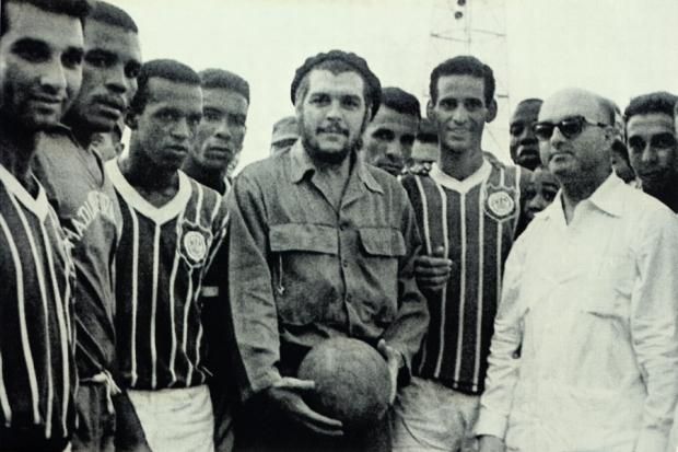 Che Guevara a Madureira játékosai körében (forrás: literaturanaarquibancada.com)
