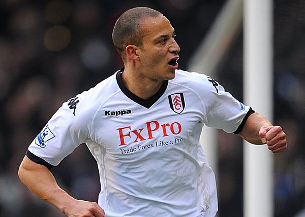 Bobby Zamora lábtörését követően hat hónappal később a Blackburn elleni hazai mérkőzésen a 70. percben csereként 
beállva visszatért a Fulhambe, és a 89. percben, tizenegyesből győztes gólt szerzett (3–2) (Fotó: whoateallthepies.tv)