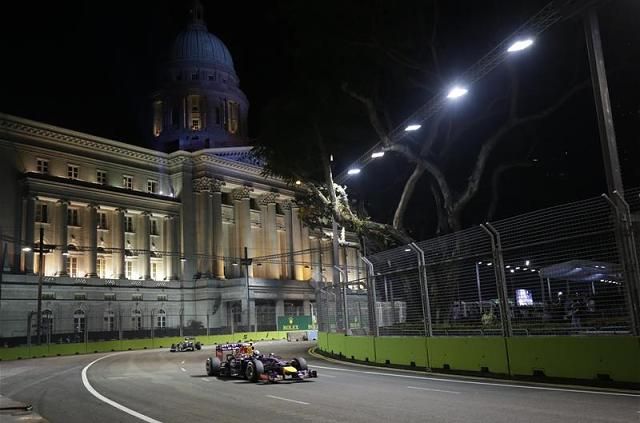 Daniel Ricciardo került a legközelebb a két Mercedeshez