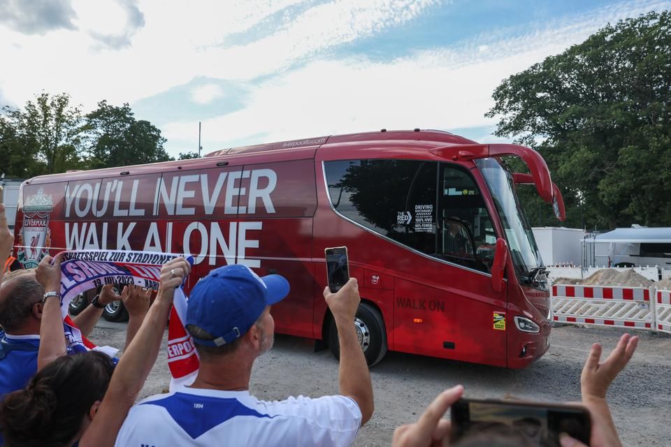 A Liverpool busza megérkezett a stadionhoz (Fotó: Árvai Károly)