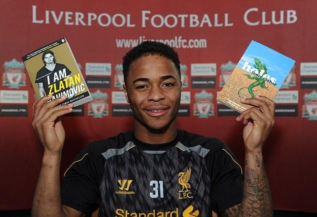 Raheem Sterling is olvas (forrás: Daily Mail)