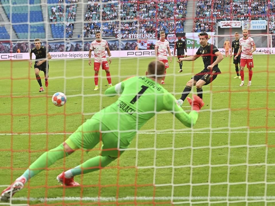 Lewandowski a bal sarkot választotta, míg Gulácsi jobbra repült, ezzel a tizenegyessel szerzett vezetést a Bayern (Fotó: AFP)
