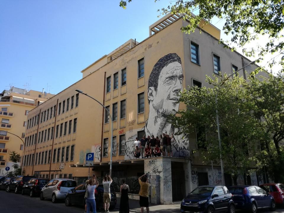 Tottit ábrázoló ember nagyságú, vagy olykor tízméteres falfestmények hirdetik, hogy a futballcsillag összeforrott Rómával (Fotó: Bodnár Zalán)