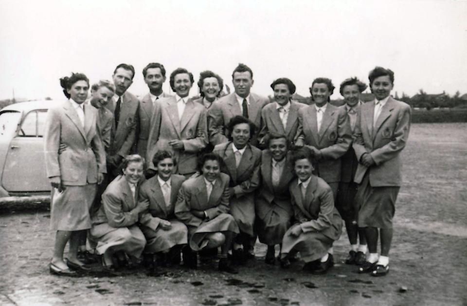 1952, Moszkva: Az Eb-csoportkép bal szélén Fekete Margit – a torna után a lányoknak az egyenruhát le kellett adniuk