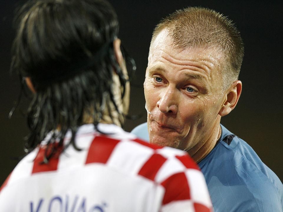 Graham Poll itt Niko Kovaccsal vitázik a stuttgarti meccsen (Fotó: AFP)