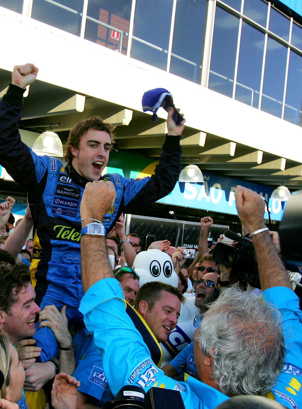 Alonso a második vb-címét ünnepli a Renault-val 2006-ban… (Fotó: AFP)
