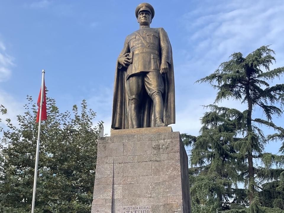Mustafa Kemal Atatürknek, a Török Köztársaság megalapítójának és első elnökének szobra is megtalálható a városban (Fotó: Borbola Bence)