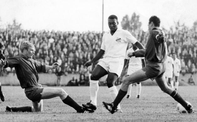 Amikor Pelé a Santos színeiben 1968-ban pályára lépett a Saar-vidék elleni hírverő meccsen, a vendéglátók már túl voltak az aranykorszakon (Fotó: AFP)