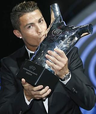 C. Ronaldo az UEFA-díjjal (Fotó: Reuters)