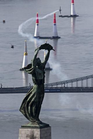 Ismét Budapest szívében repülnek
 a legjobb műrepülő-pilóták (Fotók. Red Bull)