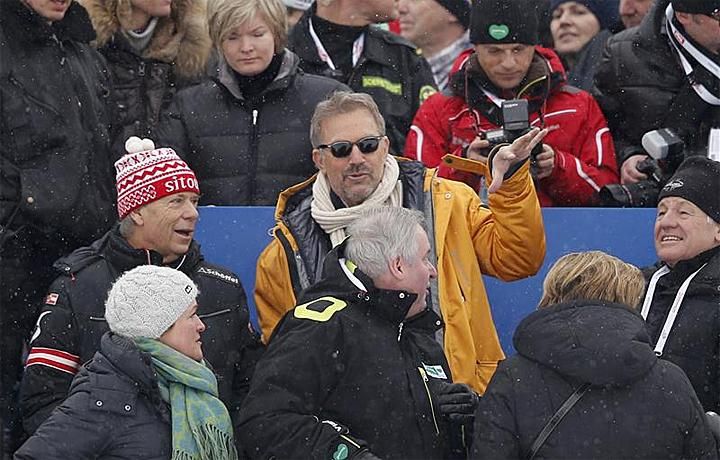 Kevin Costner (középen) még a schladmingi alpesisí-vb-n is több időt töltött, mint amennyit Buffalóban fog (Fotó: Action Images)