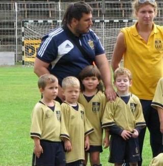 Négy évesen kezdte a futballt (balról a második) Mezei Gábornál