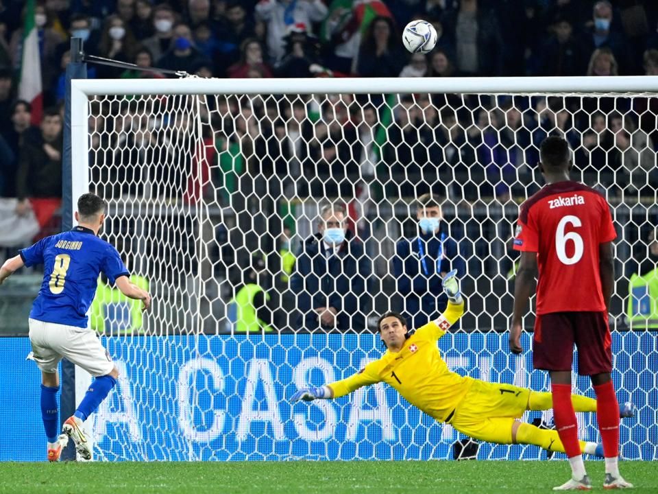 Jorginho (8) a Svájc elleni mindkét vb-selejtezőn tizenegyest rontott – ha az egyiket belövi, Olaszország vb-résztvevő (Fotó: AFP)