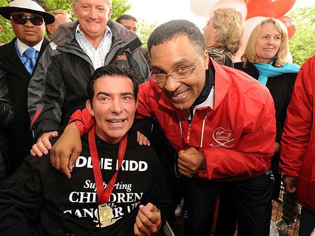 Eddie az egykori bokszoló, Michael Watson társaságában (Fotó: Action Images)