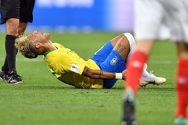 Neymart gyakran csak szabálytalanul tudták megállítani a svájciak (Fotó: AFP)