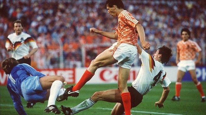 Minden idők egyik legjobb holland válogatottja minden idők egyik legrondább mezében nyerte meg az 1988-as Eb-t