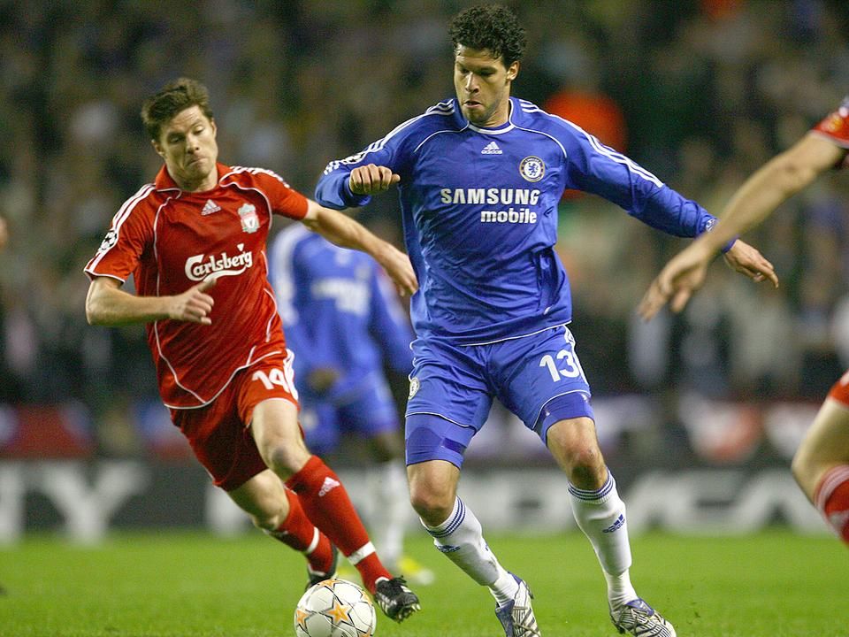 A német Michael Ballack és a spanyol Xabi Alonso csatája a 2008-as Chelsea–Liverpool rangadón (Fotó: AFP)