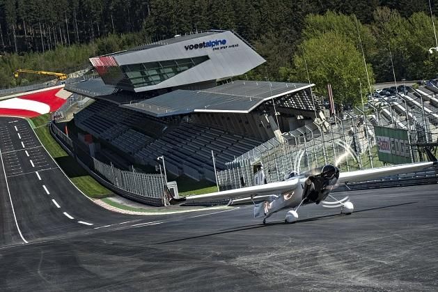 Michael Goulian és a többi pilóta az F1-es pálya célegyenesében száll fel