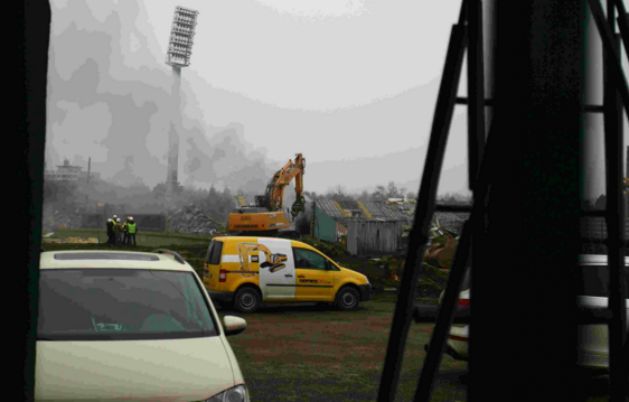 Ledöntötték a Rohonci úti stadion egyik reflektorát (Forrás: haladas.hu)