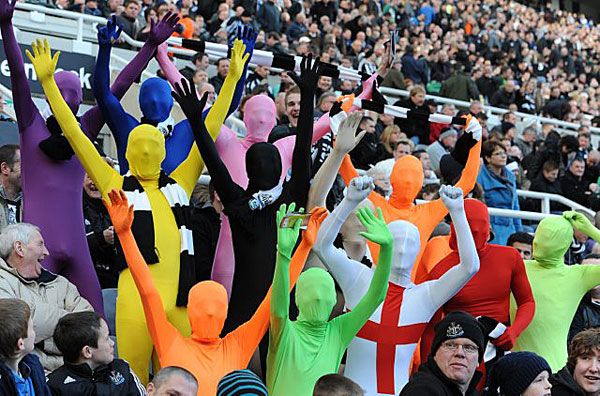 A Newcastle United szurkolói érdekes öltözetbe bújtak az Everton elleni hazai (2–1-es vereséggel záruló) mérkőzésen
(Fotó: whoateallthepies.tv)