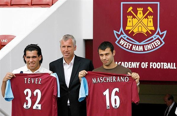 Carlos Tévez 2006 nyarán honfitársával, Javier Mascherano társaságában kötelezte el magát az Alan Pardew irányította West Ham Unitedhez (Forrás: sports.xin.msn.com)