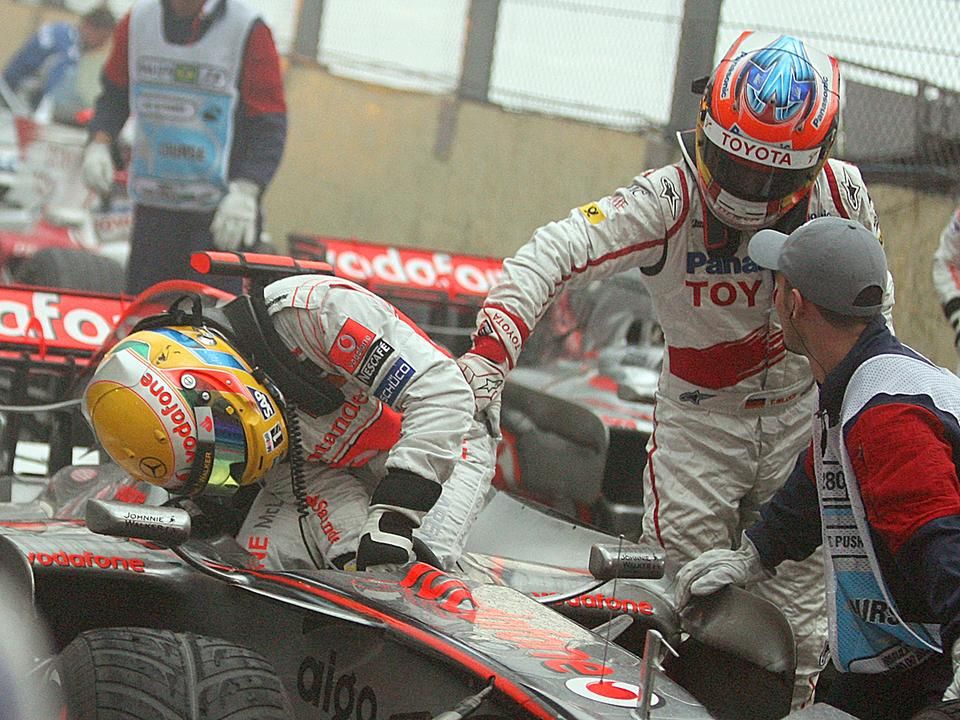 Timo Glock kis híján kikaparta a gesztenyét Felipe Massának – végül Lewis Hamiltonnak gratulált (Fotó: AFP)