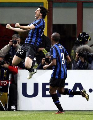 Milito (22) fontos góllal lőtte közelebb az Intert a BL-elődöntőhöz (Fotó: Reuters)