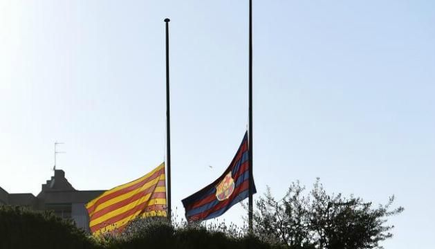 Félárbocon a katalán és a Barca-zászló (Fotó: bleacherreport.com)