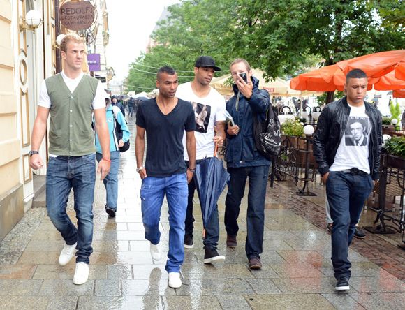 Ashley Cole, Joleon-Lescott, Alex Oxlade-Chamberlaine, Andy Carroll és Joe Hart a városban sétálgatott 
(Fotó: skyliving.sky.com)