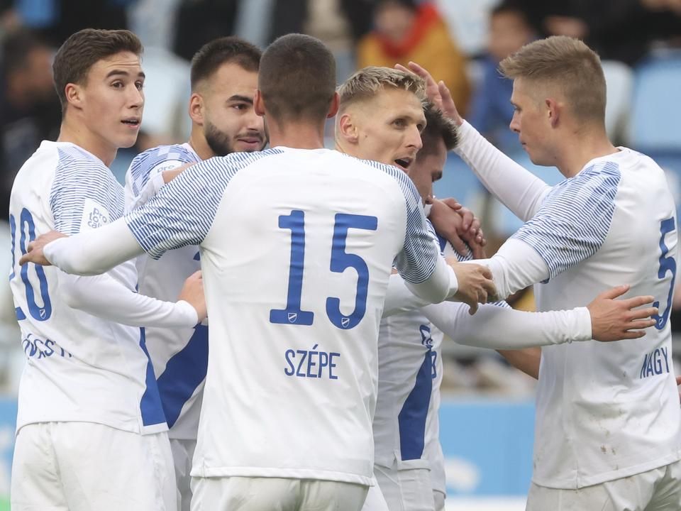 Az MTK-játékosok góljukat követően négyszer is gratulálhattak egymásnak a mérkőzésen (Fotó:Török Attila)