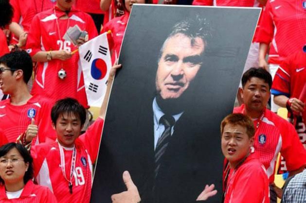 Guus Hiddink csodát tett Dél-Koreával: nevét stadion őrzi, kapott egy saját villát, és élete végéig ingyen utazhat a koreai légitársaságokkal. Arcával 17 év elteltével is bármit el lehet adni az országban (Kép forrása: Quora.com)