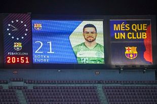 Futballisták millióinak álma, hogy a nevük 
megjelenjen a Camp Nou eredményjelzőjén (Fotó: Török Attila)