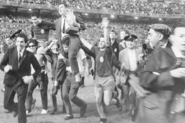 A Szovjetunió elleni 2:1-es siker után Spanyolország ünnepelt