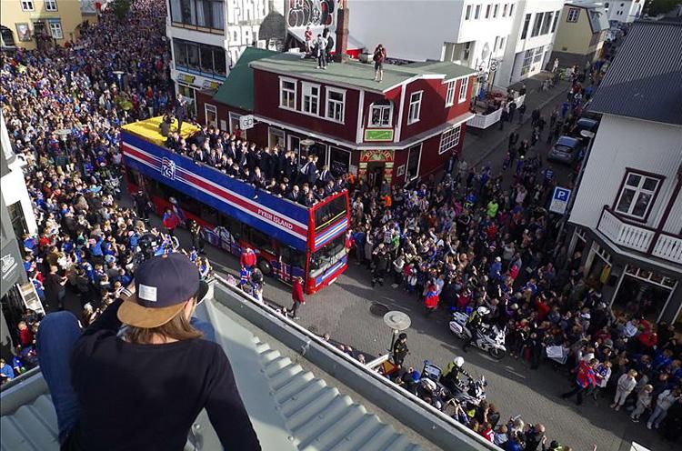 A játékosokat nyitott tetejű buszon szállították végig Reykjavík utcáin