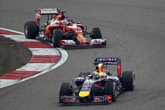 Vettel az első boxkiállásig Alonso előtt haladt
