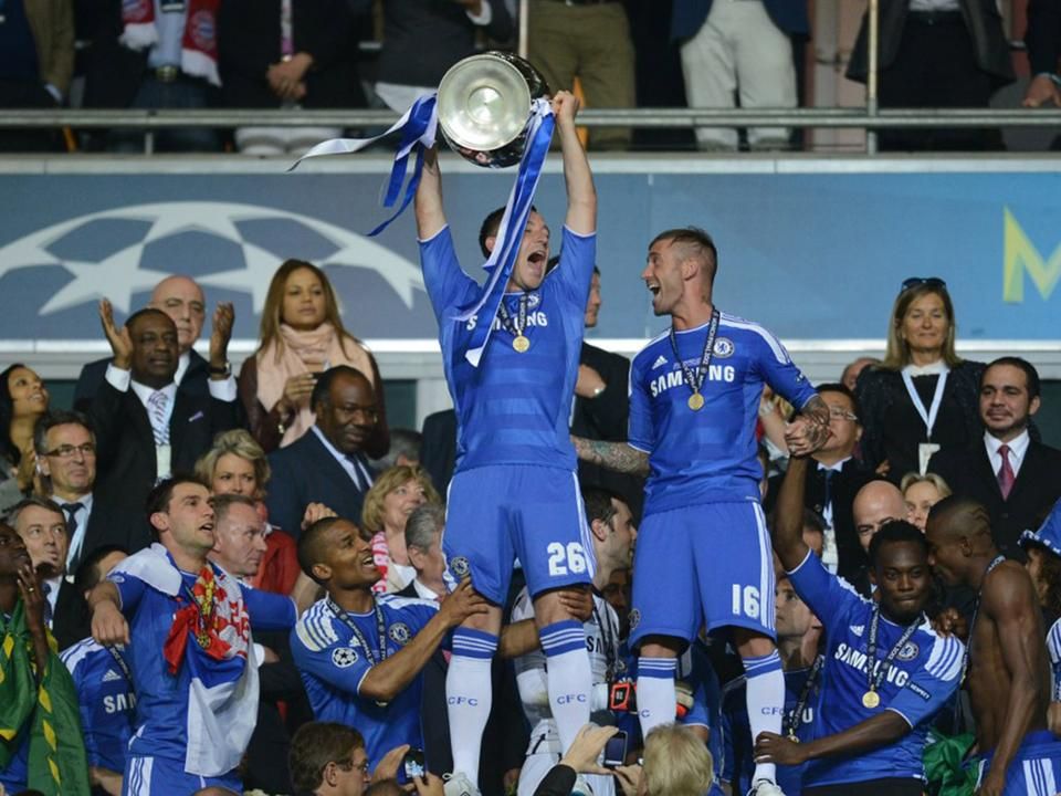 Terry a BL-döntőben nem léphetett pályára, azt követően mégis átöltözve ünnepelt a társakkal és emelte magasra a trófeát (Fotó: AFP)