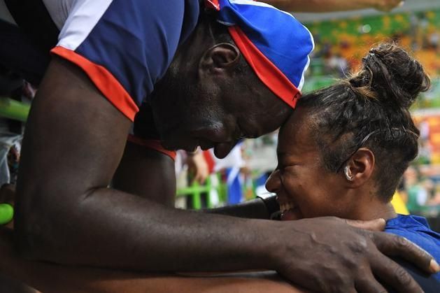 Közös öröm az édesapjával, miután bejutott a riói olimpián a döntőbe (Fotó: AFP)