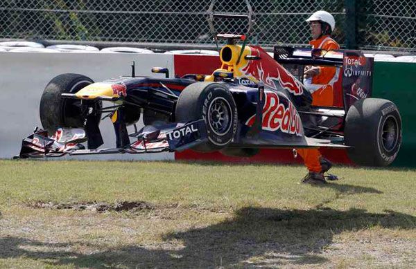 Vettel számára nem a legjobban  kezdődött a Japán GP, az első edzésen összetörte az autóját (Fotó:  Reuters)