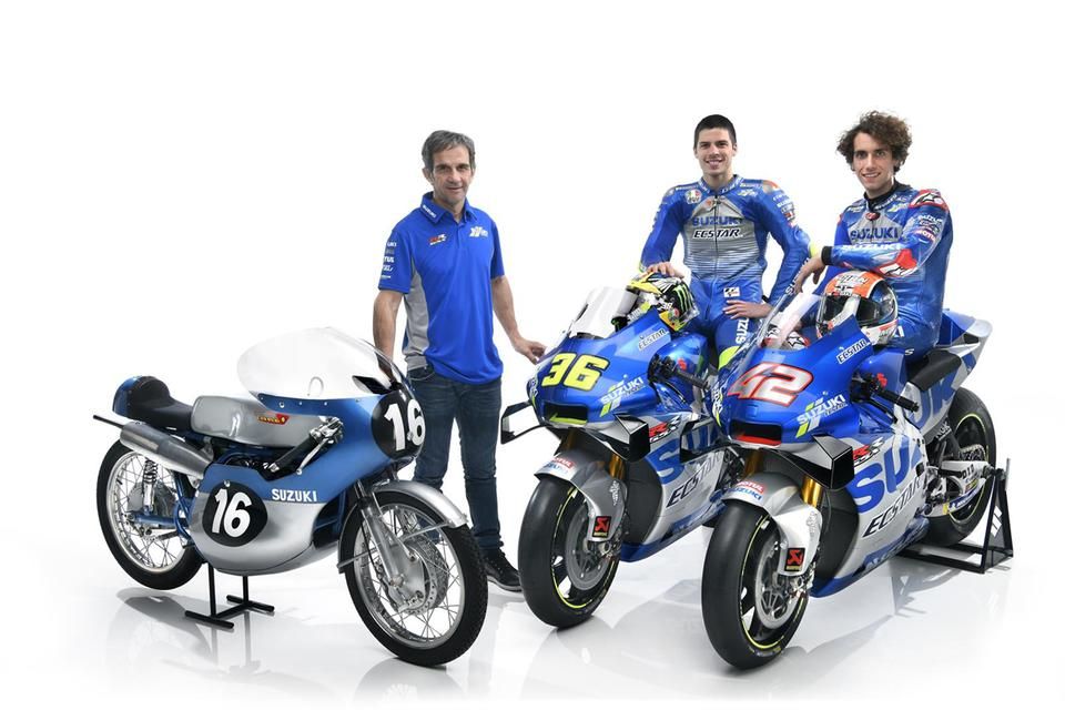 A Suzuki csapata a régi és az új motorral (Fotó: Suzuki Racing)