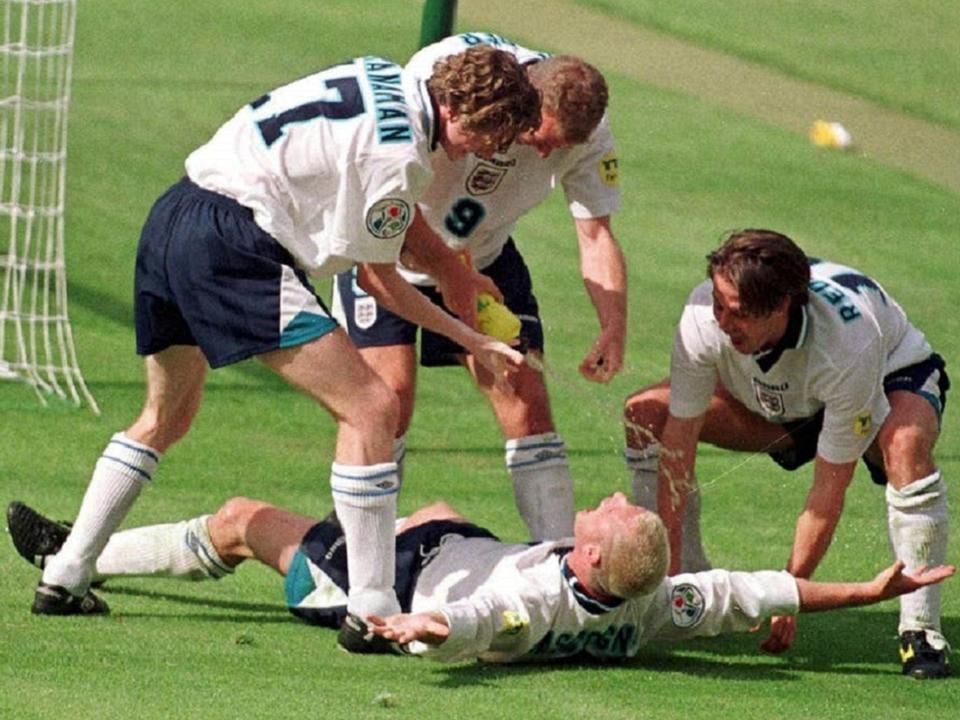 Egy felejthetetlen estének állított emléket az angolok gólöröme, miután Gascoigne betalált a skótoknak a '96-os Eb-n (Forrás: The Independent)