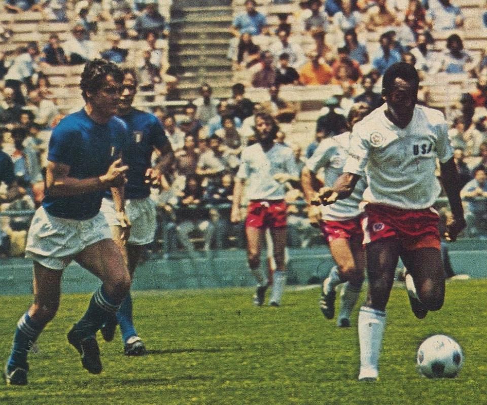 Pelé ellen 1976-ban (Fotó: soccernostalgia.blogspot.com)