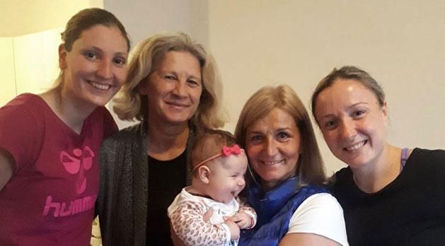 Az érdi csapat valóban olyan volt, mint egy család: balról Jelena Lavko, Rácz Marianne, Szabó Edina és Katarina Krpezs­Slezák a kicsivel