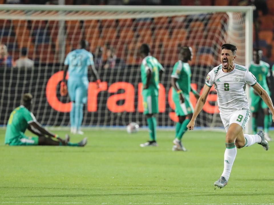A boldogságtól ordítani… A hálóban Algéria vezető, s mint később kiderült, győztes gólja (Fotó: AFP)