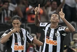 Ronaldinho és az első gólt szerző Jo (Fotó: Reuters)