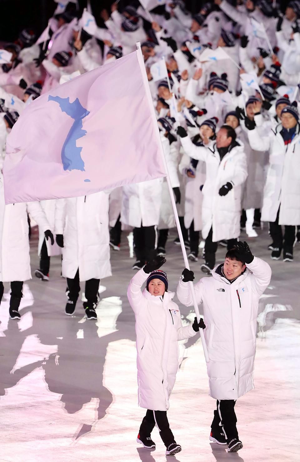 Nem Pjongcsangban fordult elő először, hogy a két koreai csapat közösen vonult be a megnyitón (Fotó: AFP)