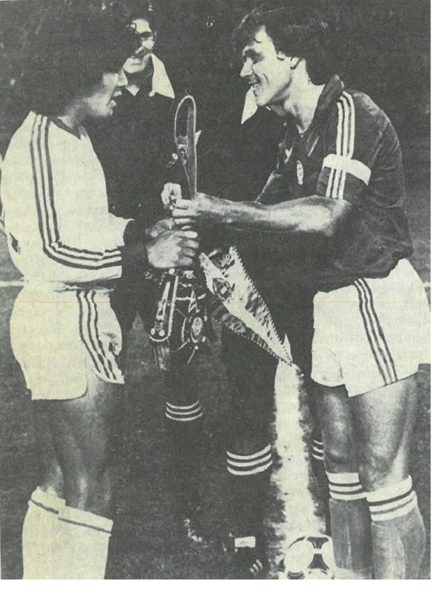Argentinos Juniors–Magyarország 1981-ben: Zombori Sándor átadja a kulacsot... 
(Fotó: Szabó Sándor Maradona című könyvéből)