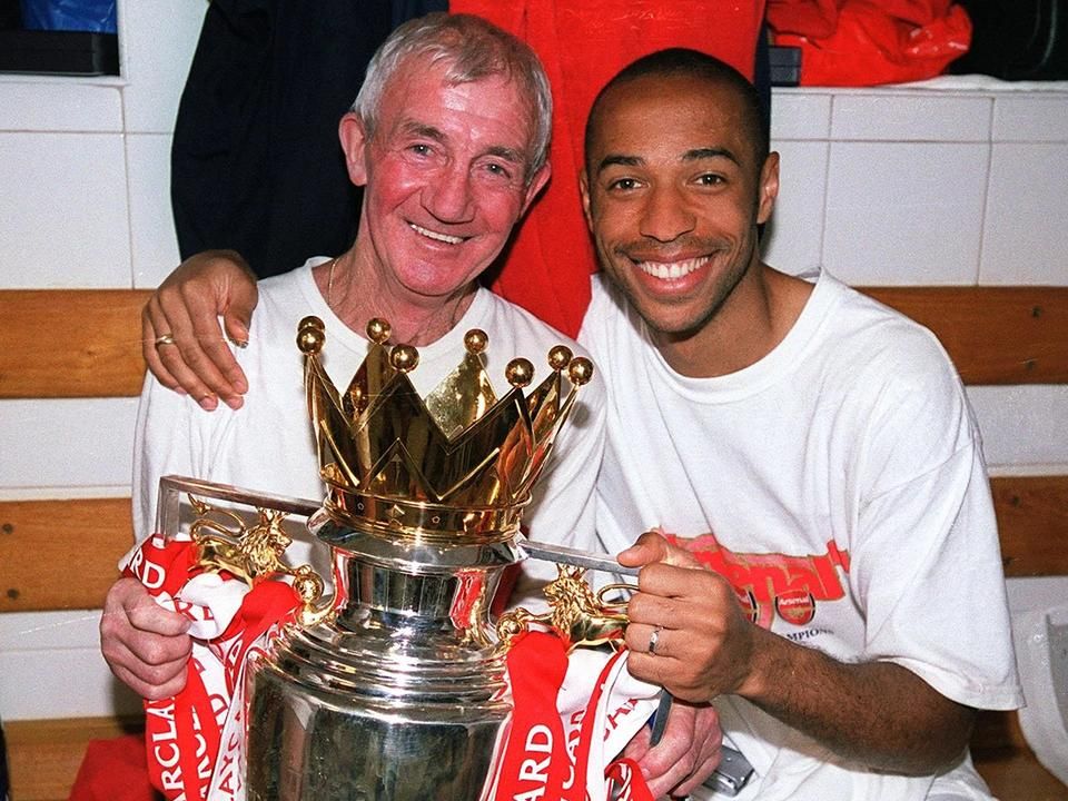 Paddy Galligan Thierry Henryval és a Premier League-trófeával (Fotó: The Athletic)