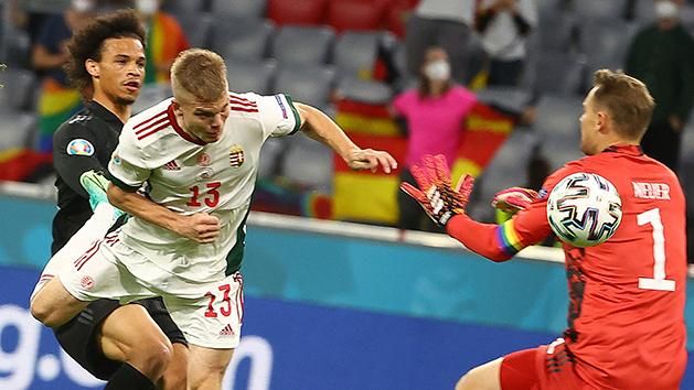 Az Eb gyönyörű pillanata volt: senki nem gondolta, hogy Schäfer András gólt fejel a német Manuel Neuernek (Fotó: AFP)